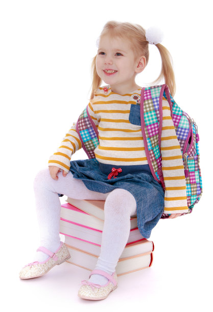 坐在书上的女孩图片下载