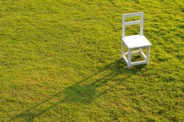 木椅以自然绿草为背景图片下载