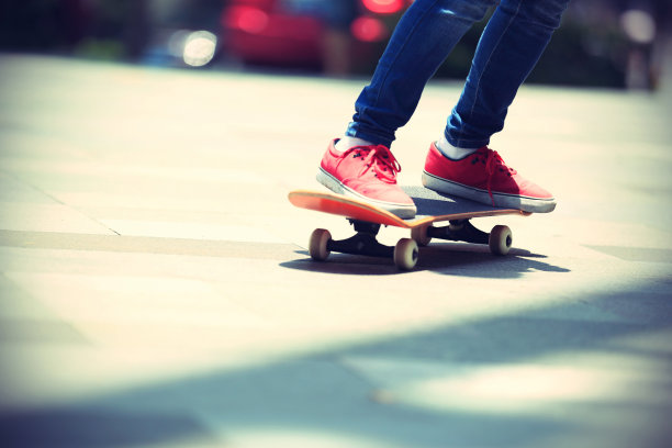 年轻的滑板手在城市里玩滑板图片下载