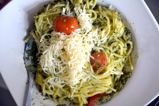 加罗勒酱的意大利面。意大利素食。图片下载