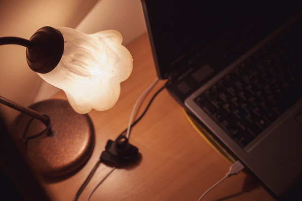 装饰灯和笔记本电脑图片下载