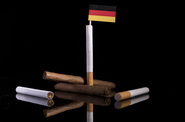 带有香烟和雪茄的德国国旗。烟草行业的概念。图片下载