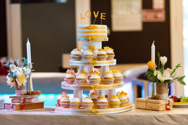 色彩鲜艳的纸杯蛋糕。松饼和奶油图片下载