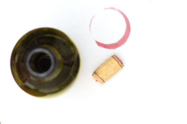 瓶塞和酒瓶的背景上有红酒渍图片下载