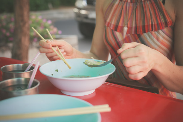 在街上吃面条的女人图片下载
