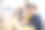 五名青年学生与他们的老师在摄影学校学习照片编辑与台式电脑，相机和摄影设备图片下载