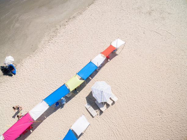 在一个岛上的伞俯视图图片下载