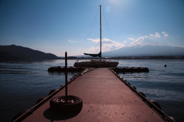 富士山湖上的小船图片下载