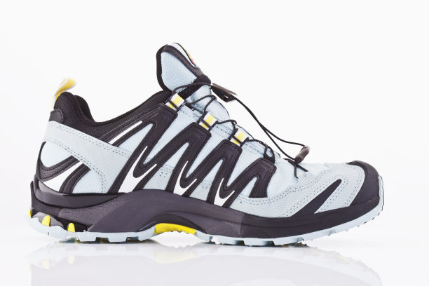 白色背景上的跑鞋的特写图片下载