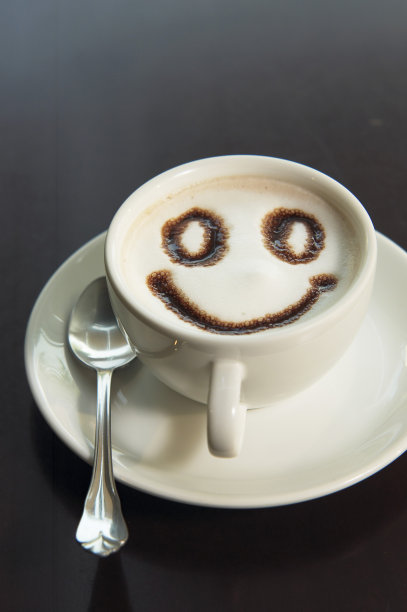 木桌子上放着热巧克力图片下载