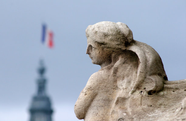 有法国国旗的雕像图片下载