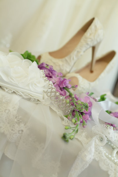 配件-珠宝，白色蕾丝，鲜花和鞋子。婚礼模糊的背景图片下载