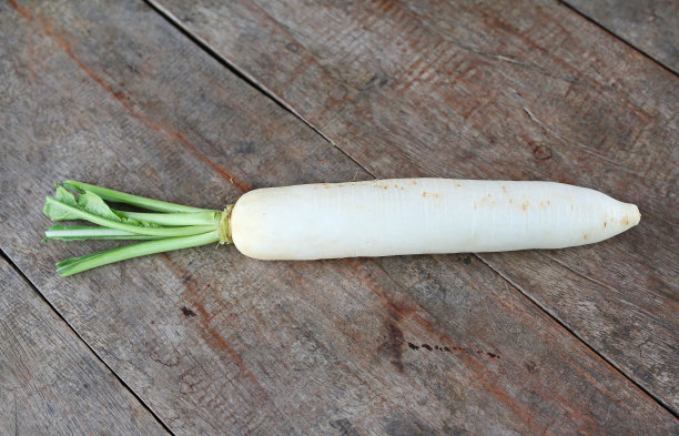 木桌上放白萝卜素材图片