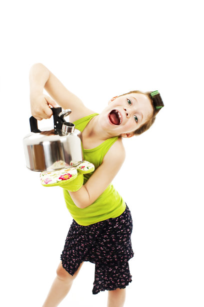 拿茶壶的小女孩图片下载