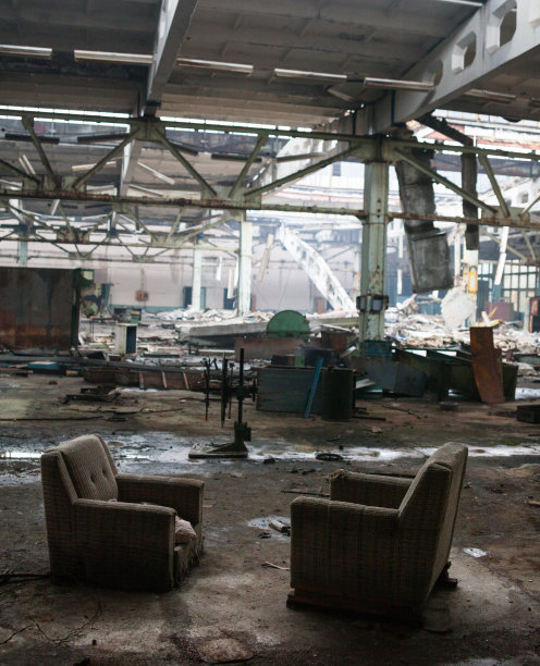 在废弃的工厂里图片下载