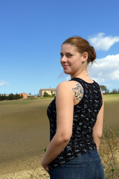 女孩的纹身图片下载