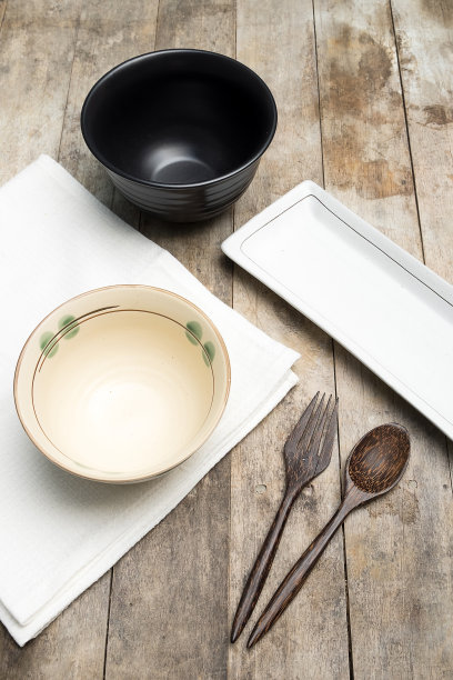 餐具放在木桌上图片下载