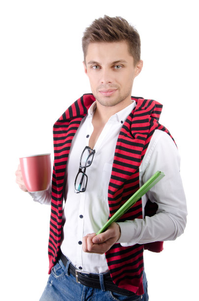 拿着绿色药片的男人。快乐的年轻人。图片下载