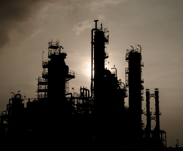 石化厂静默塔的剪影图片下载