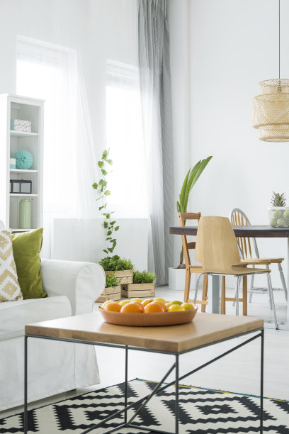 白色公寓，木桌素材图片