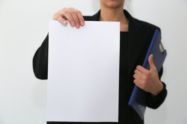 拿着一张纸卡片的女商人图片下载