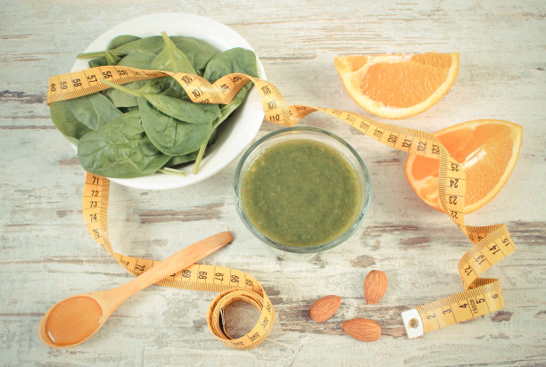 复古照片，配料，新鲜的菠菜和厘米鸡尾酒，健康营养和减肥图片下载