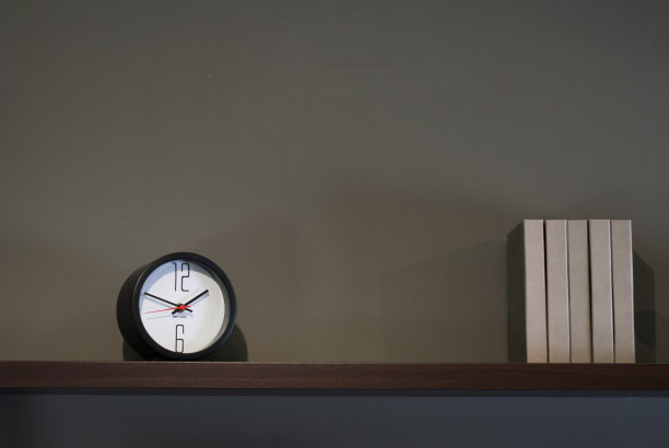 书架上有闹钟和书，图片下载