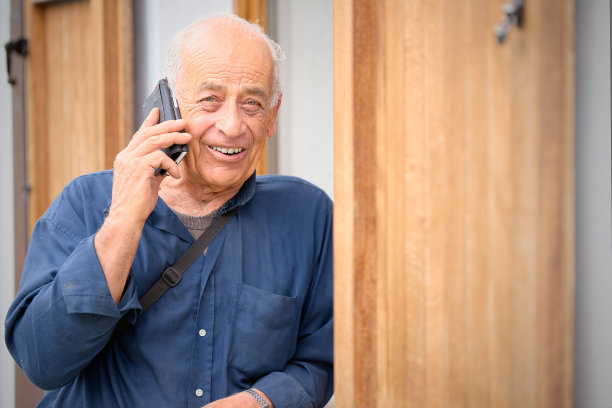 一位退休的农民正在电话里谈论好消息图片下载