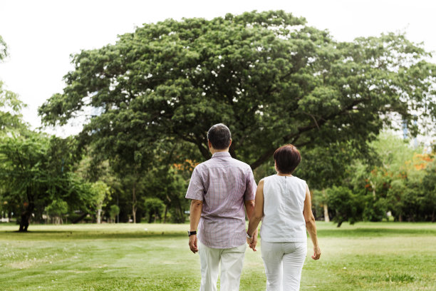 资深亚洲夫妇户外自然概念图片下载