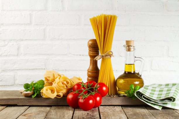 美味新鲜多彩的意大利食物生意大利面在厨房的桌子上的背景。烹饪或健康食品概念。图片下载