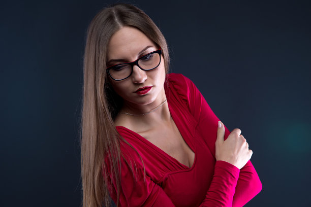 一个戴眼镜的女人的照片，靠在一边图片下载