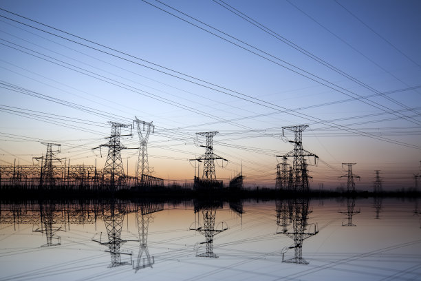 夜间输电塔的剪影图片下载