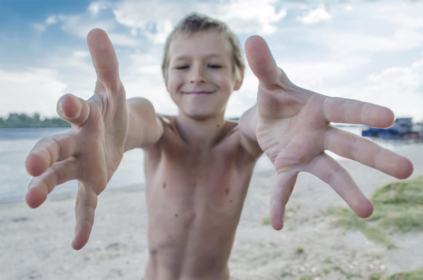 孩子们用有趣的表情手势张开手指图片下载