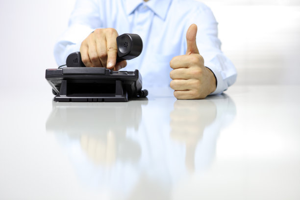 比如把办公室电话放在桌上图片下载