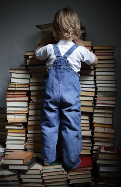 孩子们伸手去拿书图片下载