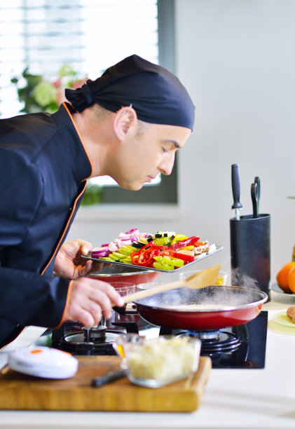 成熟的厨师准备各种蔬菜和肉类菜肴图片下载