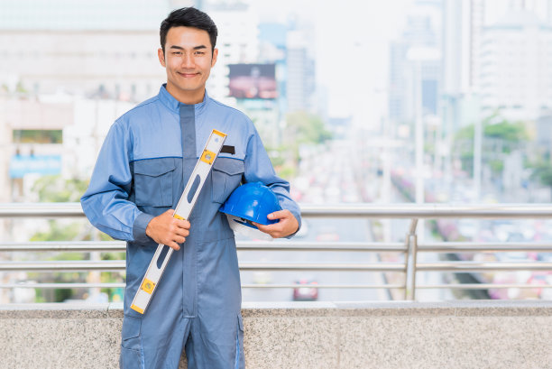 工程师戴安全帽，在室外水平站立图片下载