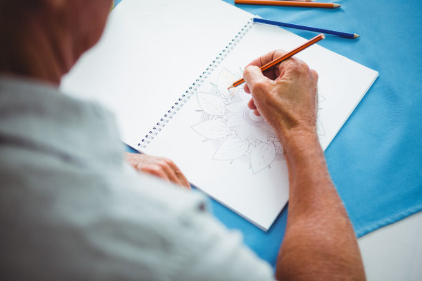 在白纸上写字的手的特写图片下载