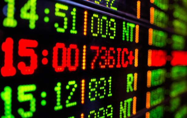 有列车时刻表的信息板图片下载