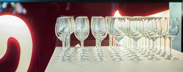 一排排的酒杯。图片下载