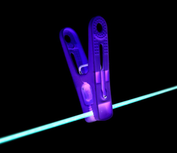 在黑色背景上的绳子上的衣夹图片下载