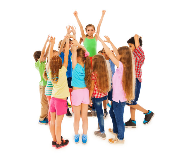 班长女生在同学们的圈子里举手图片下载