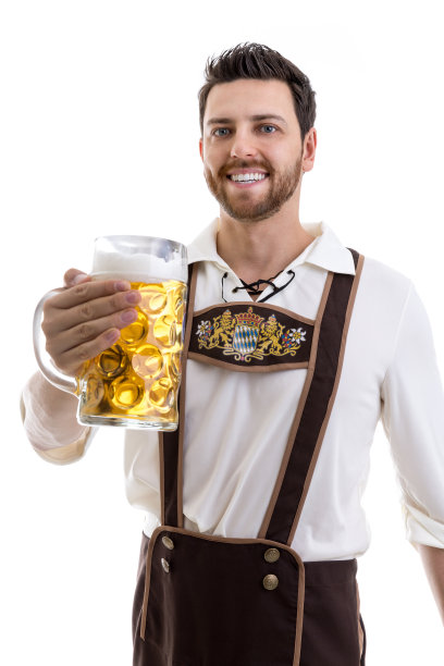 年轻人穿着传统的巴伐利亚服装，背景是白色图片下载