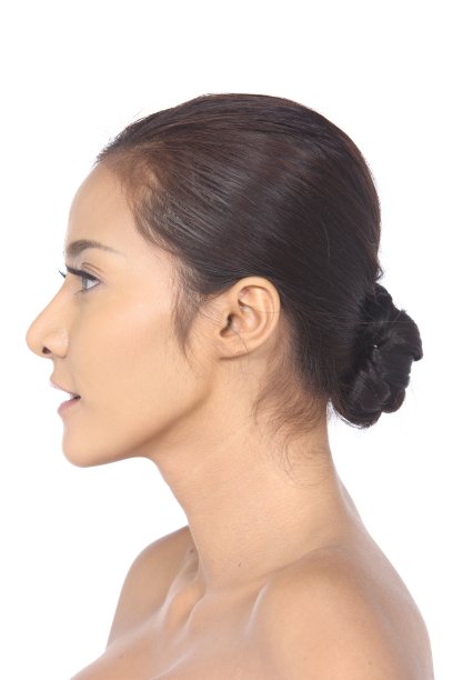 化妆后的亚洲女人。没有修饰，脸上有青春痘图片下载