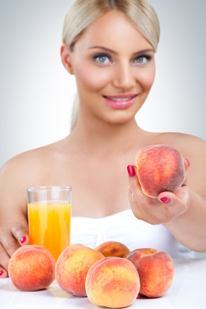 喝健康饮料的女人图片下载