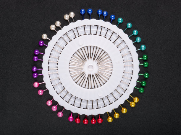 彩色缝针在黑色背景上图片下载