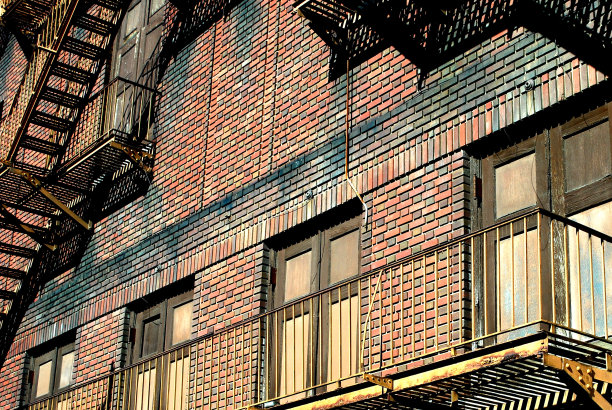 伯明翰的一座老建筑，有防火梯图片下载