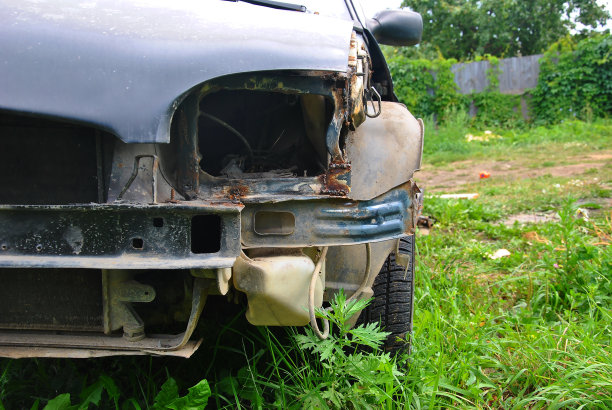 一辆前挡泥板坏了的旧车图片下载