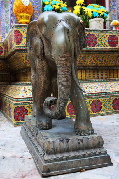 泰国曼谷拉贾比寺的独石大象。图片下载