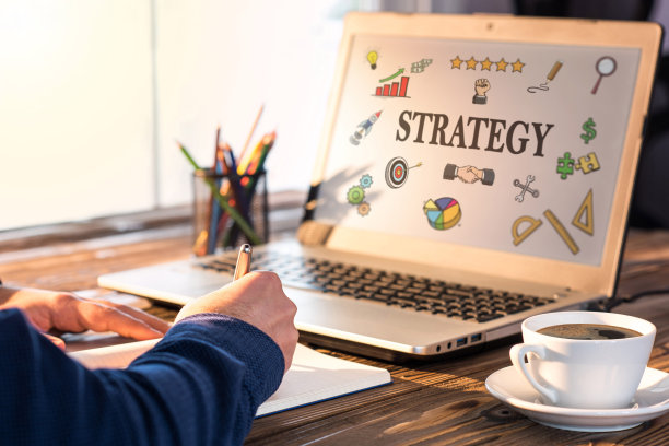 战略概念与各种手绘涂鸦图标在纸上图片下载